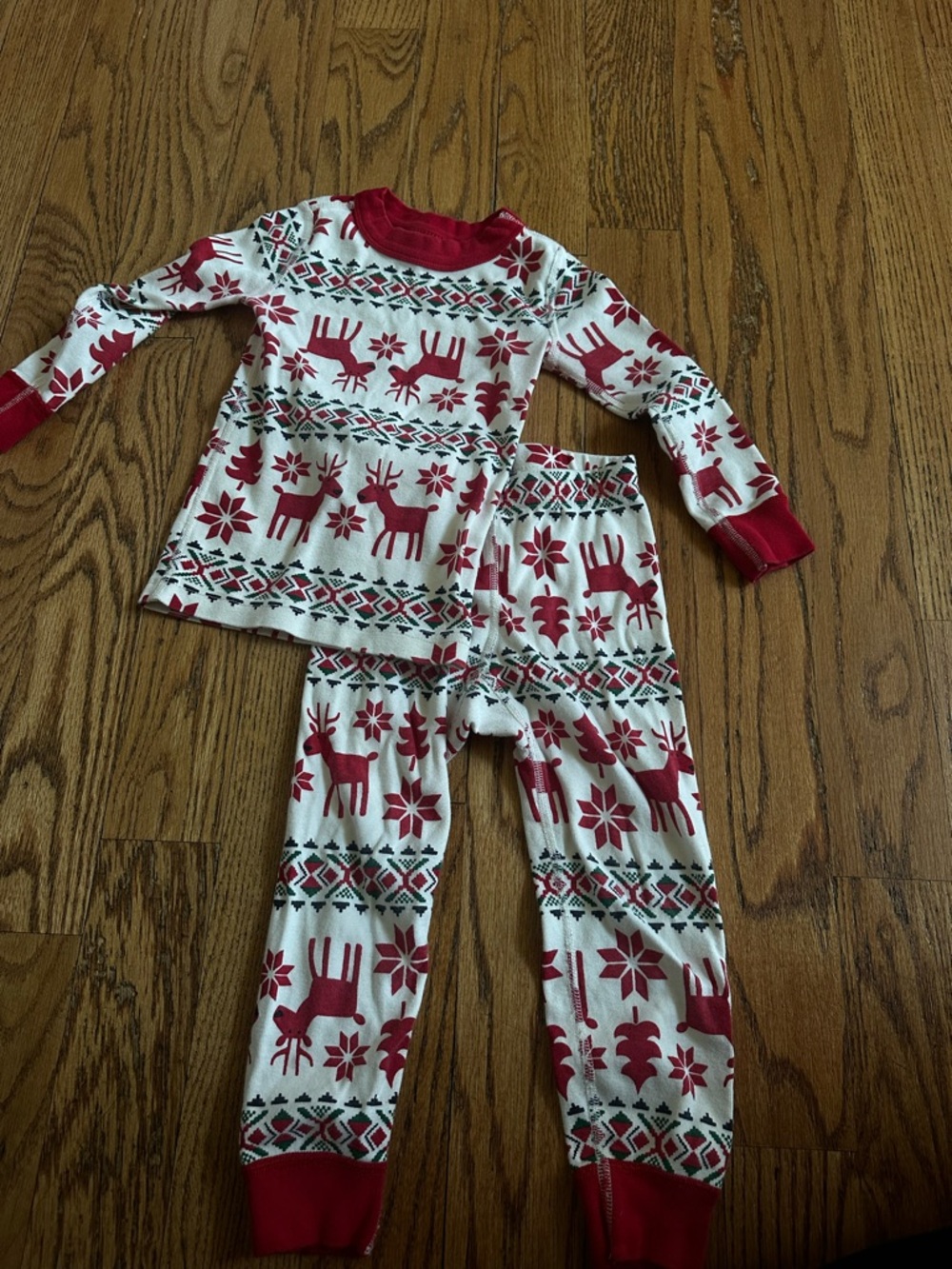 Hanna Andersson Kids Cream and Red Reindeer Knit Pajama Set